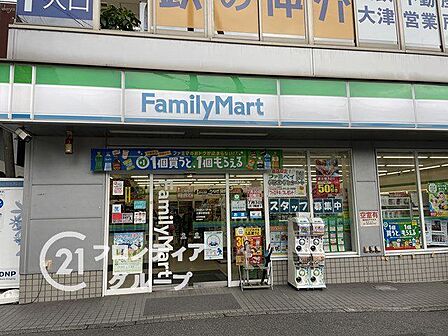 ファミリーマート大津京駅前店 徒歩1分。 80m