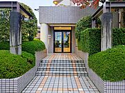 マンションのエントランスは、住まう方々を迎える洗練された空間です。日常の出入りを快適にするための工夫がされています。