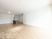 リビングは、広々とした空間で、家族や友人との時間を楽しむのにぴったりです。快適な居住空間を提供します。