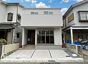 外観は周囲の街並みに美しく調和するシンプルなデザインです。