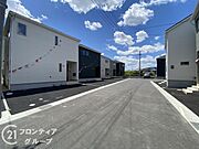 幅広い道路が確保されており、車の出入りがスムーズに行えます。周辺環境も整備されており、快適な生活をサポートします。