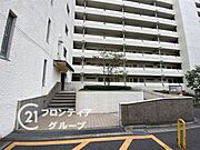 落ち着いた雰囲気のエントランスは、訪れる人に心安らぐ空間を提供し、温かく迎えてくれます！