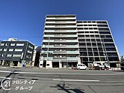 機能性とデザイン性を兼ね備えた外観です。高層階からの眺望が楽しめる設計で、開放感があります。エントランスやロビーも広々としています。