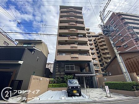 シンプルで洗練されたマンション外観は、住む人のセンスを引き立て、落ち着いた雰囲気を提供します。都会的なデザインが魅力で、住む人に誇りを与える空間です