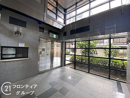 シンプルなロビーですが、住む人にとって居心地の良い空間を提供します