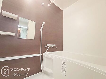 スタイリッシュなバスルームで、贅沢なひとときを過ごすことができます。デザイン性と機能性を兼ね備えた空間です。