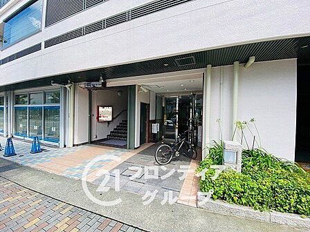 落ち着いた雰囲気のエントランスは、訪れる人に心安らぐ空間を提供し、温かく迎えてくれます!