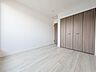 寝室：こちらのお部屋はバルコニーに面しており、日当たり、通風ともに良好です！お布団などもサッと干せて便利ですね