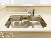 蛇口の先端に浄水器を内蔵。場所をとらない浄水器です。