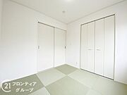 新しいい草香る畳スペースは、使い方色々！客室やお布団で寝るときにぴったりの空間ですね。