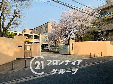 京都市立西京極小学校 徒歩12分。 960m