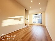 リビングは、広々とした空間で、家族や友人との時間を楽しむのにぴったりです。快適な居住空間を提供します。