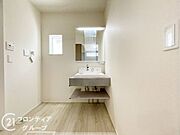収納たっぷりのキャビネットは、使いやすく清潔感のある洗面室に！