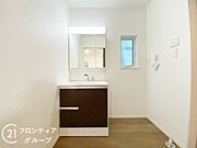 小窓付きの洗面室は、毎朝心地よい光を運んでくれるので、すがすがしい気持ちで1日をスタートできます！また、1坪以上の広い空間です！