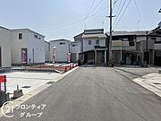 幅広い道路が確保されており、車の出入りがスムーズに行えます。周辺環境も整備されており、快適な生活をサポートします。
