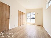 こちらのお部屋はバルコニーに面しており、日当たり、通風ともに良好です！お布団などもサッと干せて便利ですね！