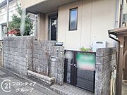前面道路も6ｍあり広いので苦手な駐車も楽々できますよ