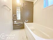 無駄を無くした新形状でしっかり節水。くつろぎの入り心地を実現した『らくエコ浴槽』を採用！床はクリーン床を採用しており、お風呂掃除が楽に行えます。