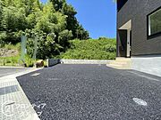 広々としたスペースで車の出し入れがスムーズに行えます。