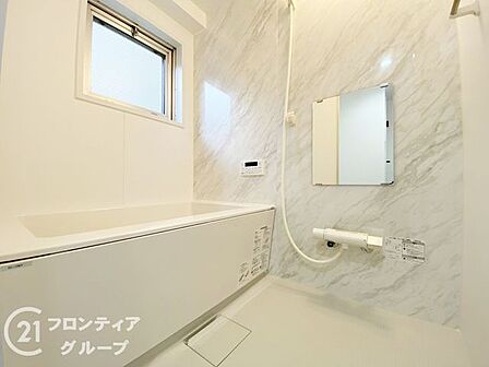 窓があるのでこまめに換気ができますね。バスタブ付きで、ゆったりとお風呂に浸かり、疲れた体を癒せる贅沢な空間です。清潔感あふれるリフォーム済みのバスルームで快適な時間を。