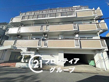 街並みに調和した落ち着きのある外観です