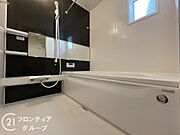 ゆったり入れる1坪サイズのゆとり空間。バリアフリー設計に手すり付きなので、お子様が小さい時も、老後も安心できる浴室です。収納棚も取り外しができ、お手入れ楽々