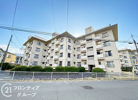 シンプルで落ち着いた雰囲気があり、マンションと周辺の雰囲気が調和されて住み心地が良さそうです。
