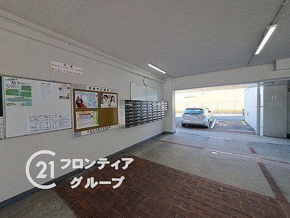 広々としたデザ...
