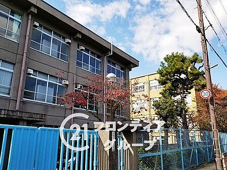 京都市立桃山小学校 徒歩6分。 470m