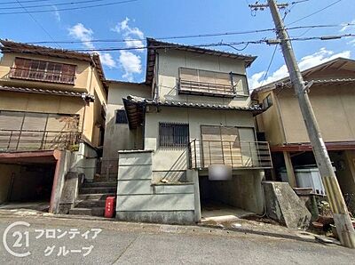 外観:風格ある外観は、住む人のステータスを感じさせる重厚なデザインです。安心感を与える堅牢な造りです。 外観:風格ある外観は、住む人のステータスを感じさせる重厚なデザインです。安心感を与える堅牢な造りです。
