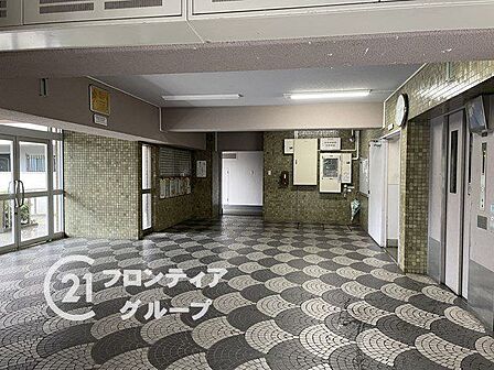 シンプルなロビーですが、住む人にとって居心地の良い空間を提供します