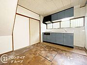 リビングは、家族や友人との時間を楽しむのに最適な広さです。快適な居住空間を提供します。