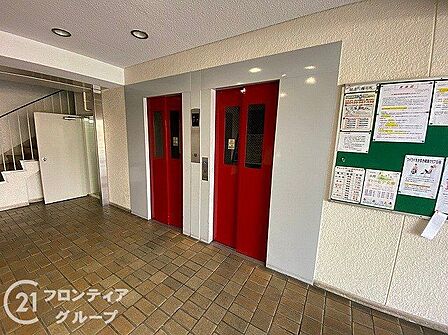 エレベーターホールは、住民の皆様が快適に移動できるよう設計されています。広々としたスペースは、混雑時でもスムーズな乗降を可能にします。