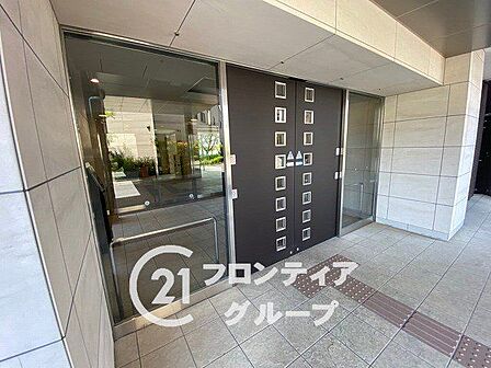 マンションのエントランスは、住まう方々を迎える洗練された空間です。日常の出入りを快適にするための工夫がされています。