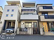 しっかりとした造りの外観は、安心感を与える堅牢なデザインです。長く住み続けられる住まいです。