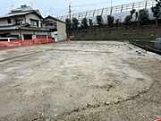 前道が広く、駐車も楽々できる便利な立地です。安全性を考慮した設計で、安心してお子様が遊べます。
