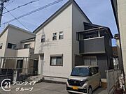 しっかりとした造りの外観は、安心感を与える堅牢なデザインです。長く住み続けられる住まいです。