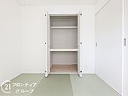 お布団も収納できる広々とした押入れは、季節のものもたくさん収納しておける便利なスペースです！