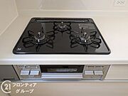 使い勝手のよい三つ口コンロです。ビルトインコンロで吹きこぼれのお掃除もらくらく