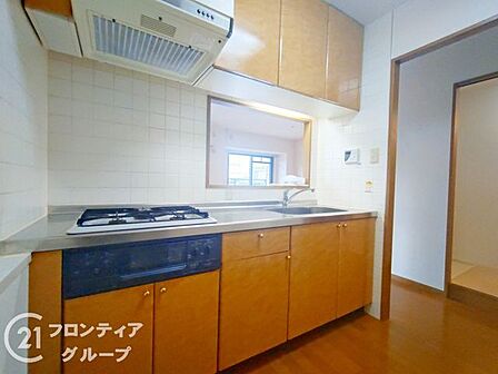 カウンターキッチン付き。調理の導線に配慮した使い勝手のよいレイアウトです。