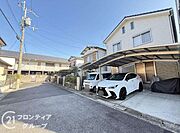 広々とした駐車スペースを備えた外観は、車の出し入れがスムーズで便利です。前道も約6ｍあり、来客時も車を安心して停められます