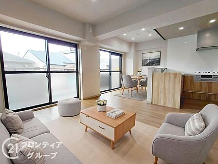 【家具設置イメージ】リフォーム済みのリビングは、洗練されたデザインと快適な空間が広がり、家族の集う場所にぴったりです!