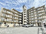 シンプルで洗練されたマンション外観は、住む人のセンスを引き立て、落ち着いた雰囲気を提供します。都会的なデザインが魅力で、住む人に誇りを与える空間です