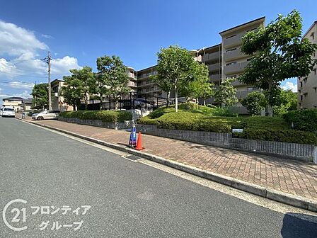 シンプルながらも存在感のあるマンション外観は、住む人を魅了し、日常に特別な時間をもたらします。都会的なデザインが魅力で、住む人に誇りを与える空間です