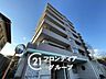 エントランス：シンプルで洗練されたマンションは、住む人のセンスを引き立て、落ち着いた雰囲気を提供します。都会的なデザインが魅力で、住む人に誇りを与える空間です