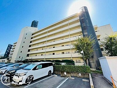 外観：シンプルながらも存在感のあるマンション外観は、住む人を魅了し、日常に特別な時間をもたらします。都会的なデザインが魅力で、住む人に誇りを与える空間です