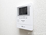 ＼同仕様写真／ハンズフリー機能を備えたカラーモニターインターホンを採用！お料理中などで手が塞がっていても便利に応答可能です！夜間の映像確認機能もついていて、安心ですね！