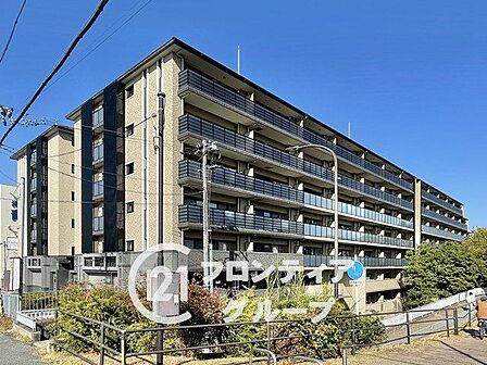 駅から徒歩3分のマンションは、通勤や通学にとても便利で、時間を有効に使える素晴らしい立地です!