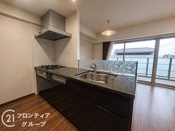 対面キッチンで...