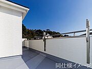 ＼同仕様写真／日当たりの良いバルコニーは、お洗濯が多いときも安心。たくさん干してもカラっと乾きそうです！